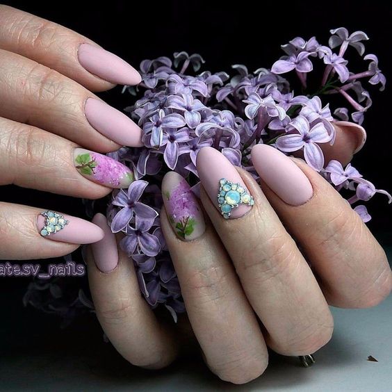 нежнолилав флорален маникюр